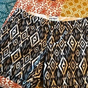Old Navy Black and White Aztec Print Shorts Sz 2